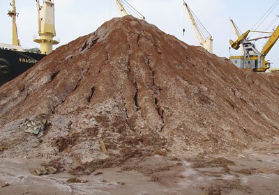 Almost 6,500 tons of unclaimed zinc ore has been at Hai Phong Port for the last six months (Photo: SGGP)
